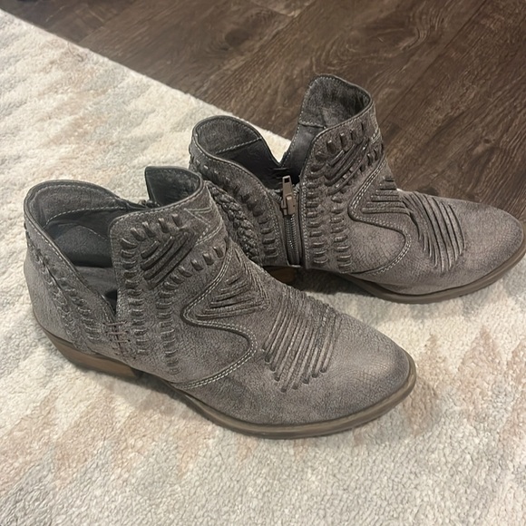 Women’s Not Rated Booties - Picture 3 of 4